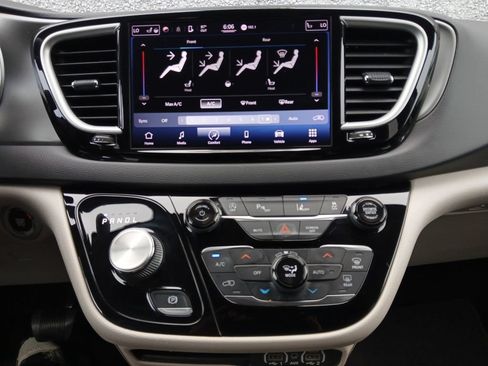 Used 2022 Chrysler Pacifica Touring-L FWD image 4