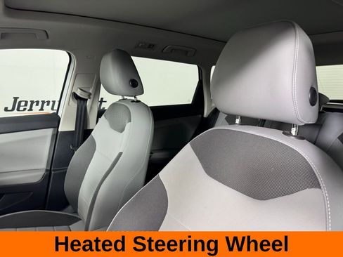 Used 2022 Volkswagen Taos SE w/ Panoramic Sunroof Package image 11