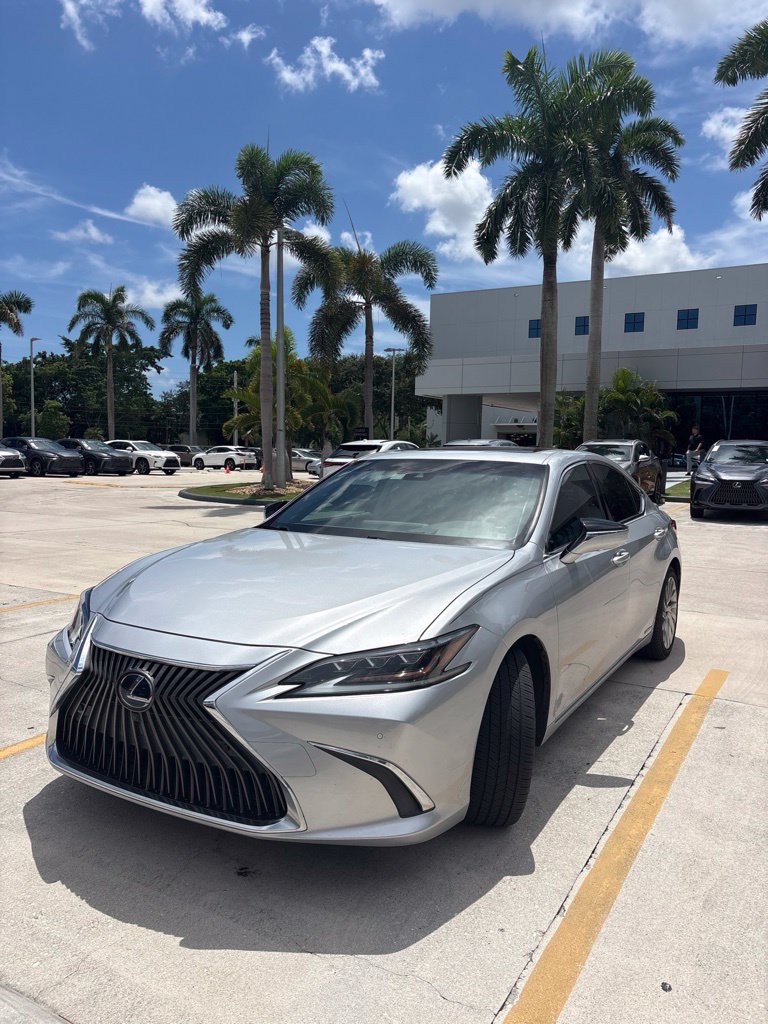 Used 2019 Lexus ES 300h Ultra Luxury w/ Accessory Package 2 FWD image 2