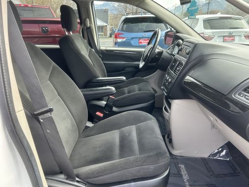 Used 2017 Dodge Grand Caravan SE w/ UConnect Hands-Free Group image 9