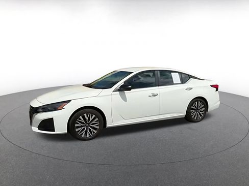 Used 2025 Nissan Altima 2.5 SV FWD image 7