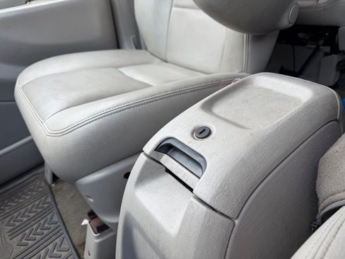 Used 2007 Chrysler Town & Country Limited FWD image 25