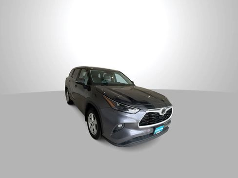 Used 2023 Toyota Highlander LE AWD/4WD image 2