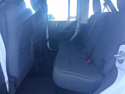 Used 2025 Jeep Wrangler Sahara image 15