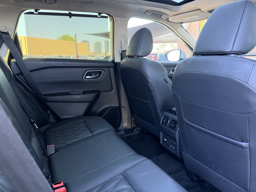 Used 2025 Nissan Rogue Platinum w/ Tech Package AWD/4WD image 39