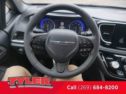 Used 2025 Chrysler Pacifica Limited FWD image 27