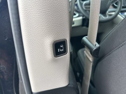 Used 2023 Chrysler Voyager LX FWD image 10