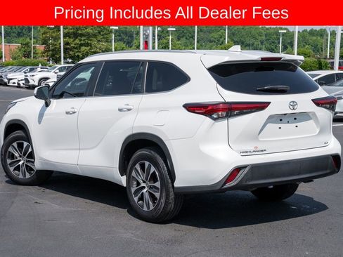 Used 2023 Toyota Highlander XLE FWD image 3