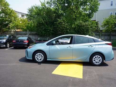 Used 2019 Toyota Prius LE FWD image 5