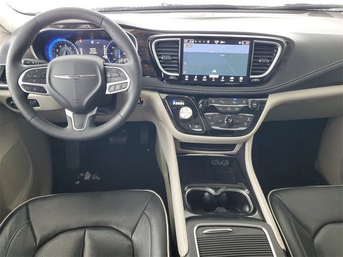 Used 2023 Chrysler Pacifica Limited image 28