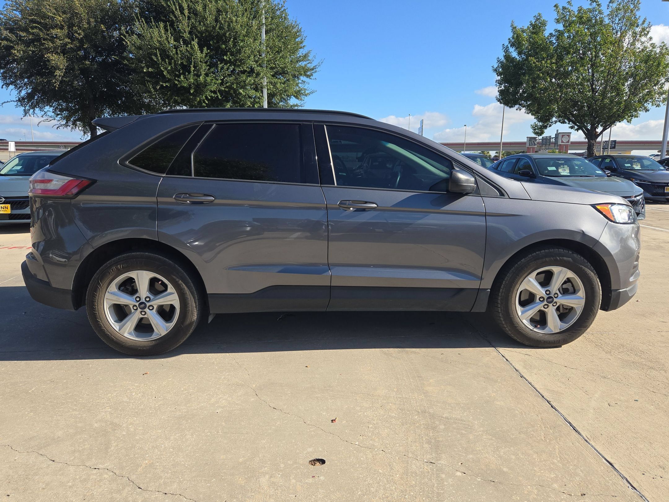 Used 2021 Ford Edge SE FWD image 2