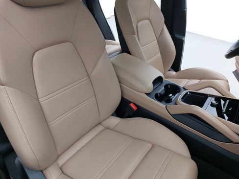 Certified 2024 Porsche Cayenne w/ Premium Package Plus (PFM) AWD/4WD image 12