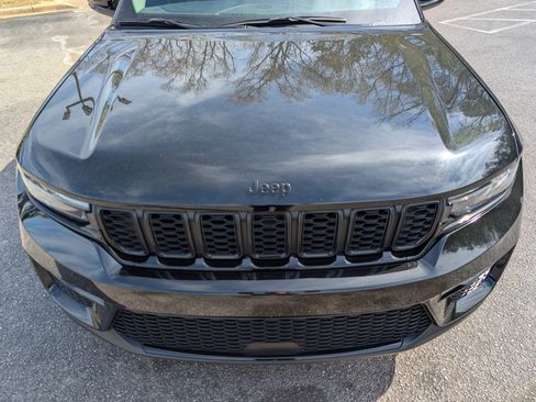 Used 2023 Jeep Grand Cherokee Limited w/ Black Appearance Package image 12