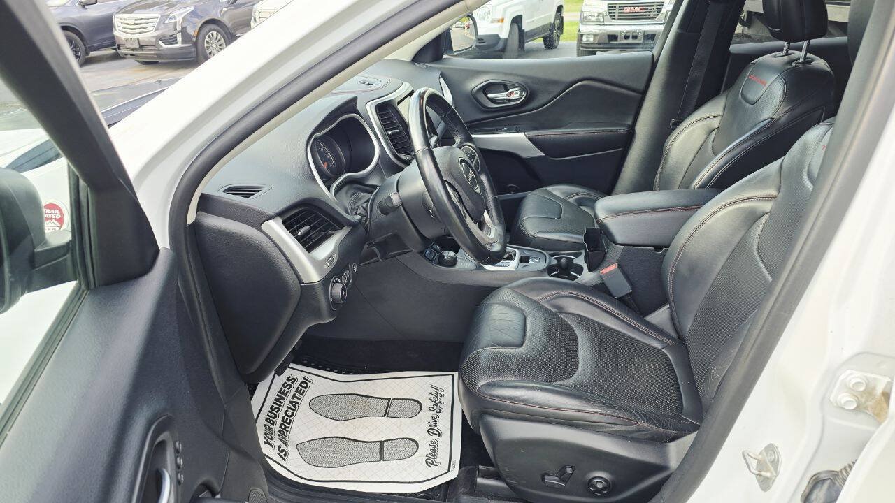 Used 2018 Jeep Cherokee Trailhawk AWD/4WD image 10