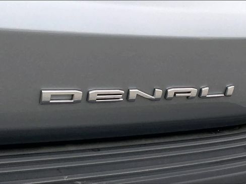 Used 2024 GMC Yukon Denali w/ Advanced Technology Package image 9
