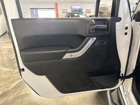 Used 2016 Jeep Wrangler Unlimited Rubicon w/ Connectivity Group AWD/4WD image 15