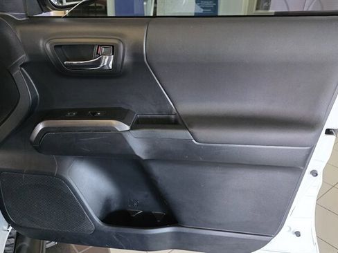 Used 2020 Toyota Tacoma TRD Sport w/ Technology Package AWD/4WD image 28