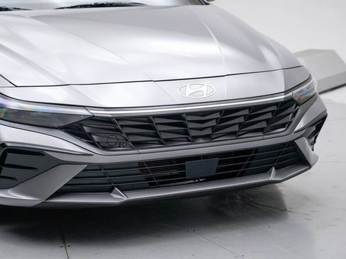 Used 2025 Hyundai Elantra SEL image 11