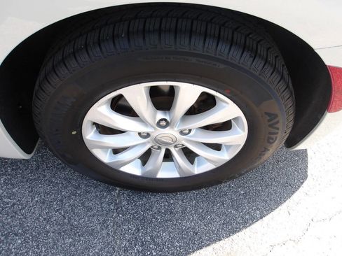 Used 2017 Chrysler Pacifica Touring-L image 7