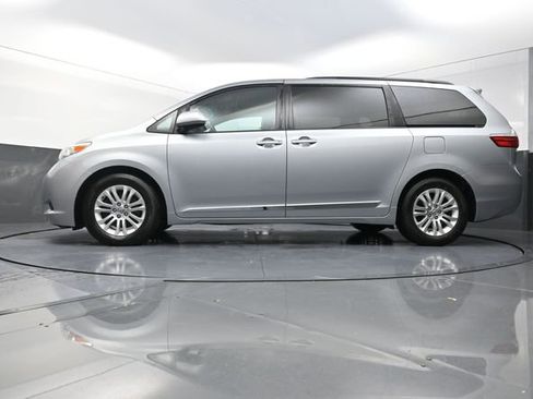 Used 2015 Toyota Sienna XLE w/ XLE Navigation Package image 24