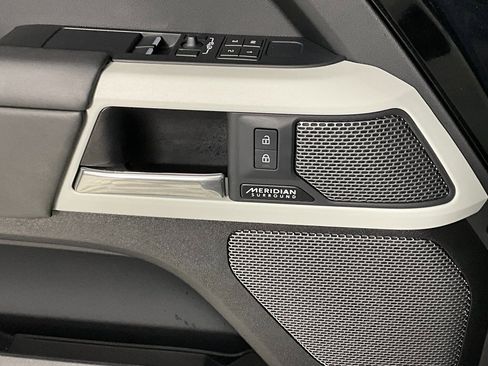 Used 2023 Land Rover Defender 90 SE image 18