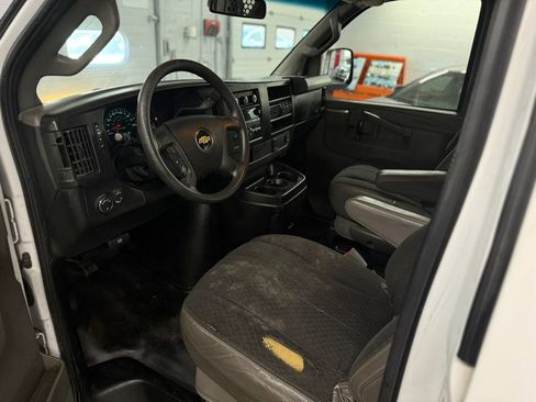 Used 2018 Chevrolet Express 2500 w/ Driver Convenience Package RWD image 16