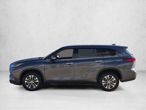 Used 2022 Toyota Highlander XLE FWD image 9