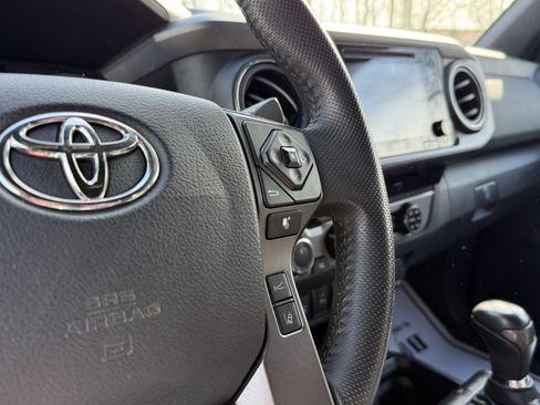 Used 2018 Toyota Tacoma TRD Off-Road image 18