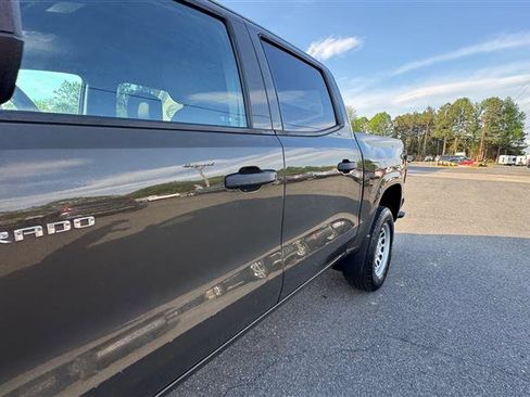 Used 2023 Chevrolet Colorado W/T image 13