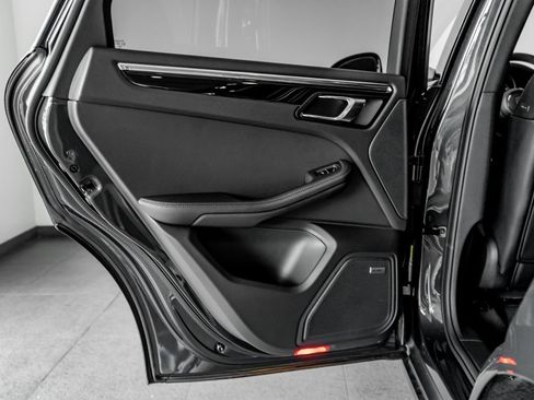 Certified 2026 Porsche Macan AWD/4WD image 21