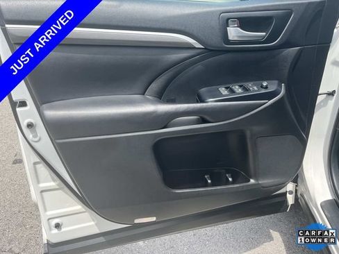 Used 2017 Toyota Highlander SE FWD image 25