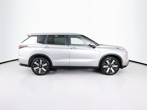Used 2025 Mitsubishi Outlander SE AWD/4WD image 12