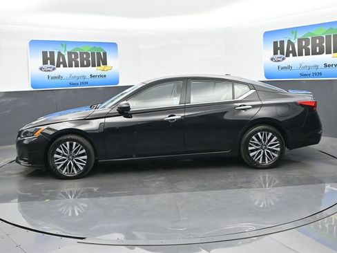 Used 2025 Nissan Altima 2.5 SV FWD image 2