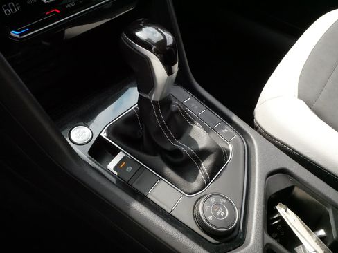 Certified 2025 Volkswagen Taos SE AWD/4WD image 24