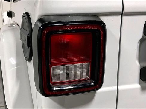 Used 2022 Jeep Wrangler Unlimited Sahara w/ Cold Weather Group image 39