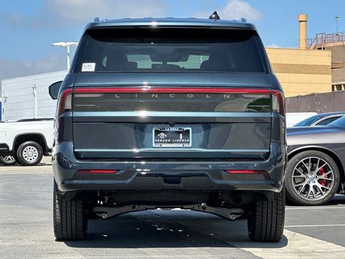 New 2026 Lincoln Navigator Reserve image 4