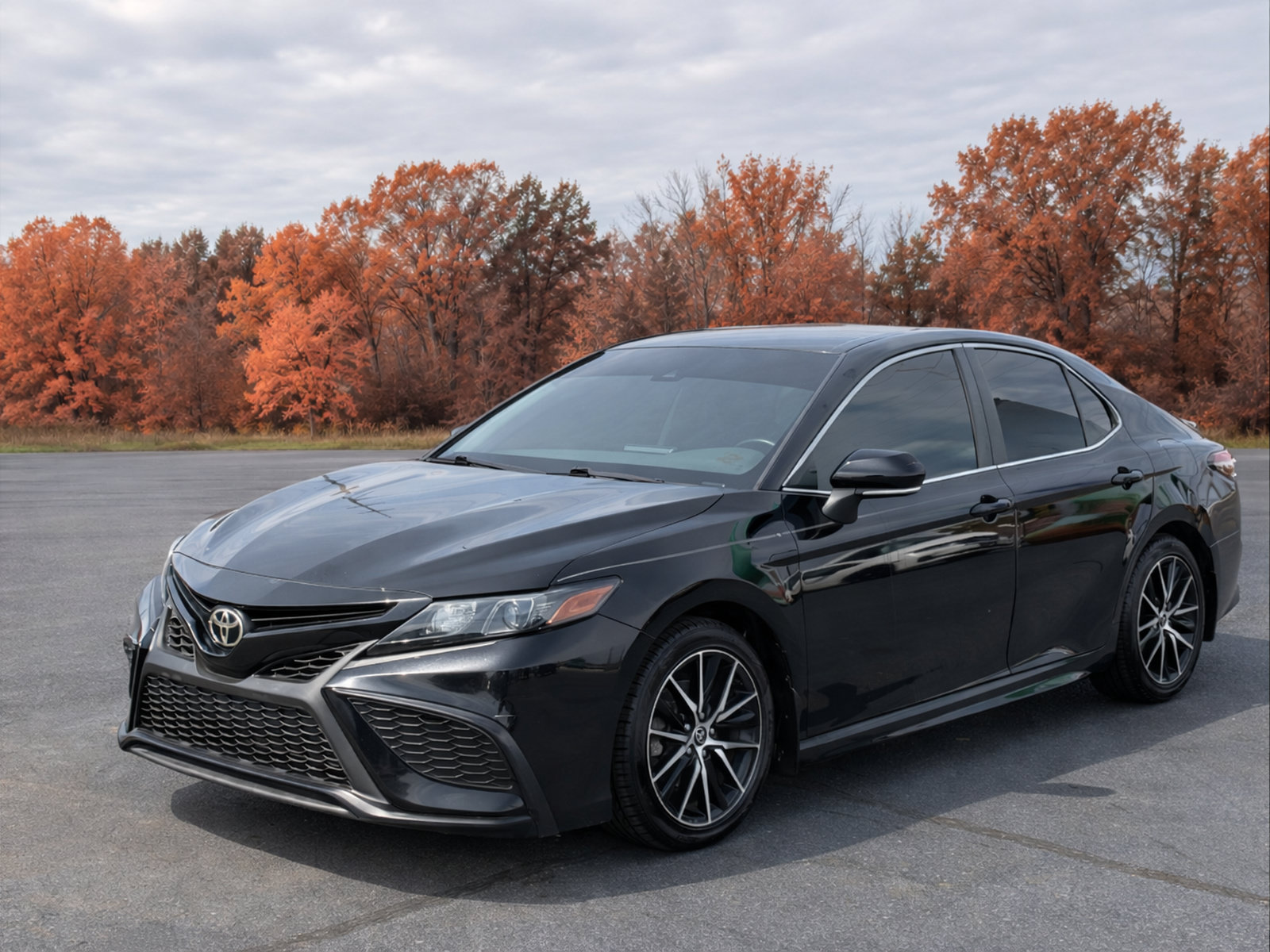Used 2022 Toyota Camry SE w/ Convenience Package FWD image 4