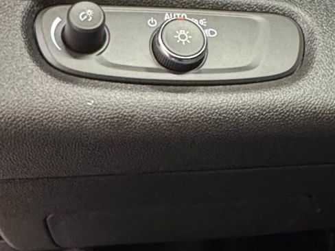 Used 2024 Chevrolet Trax LT w/ LT Convenience Package FWD image 23