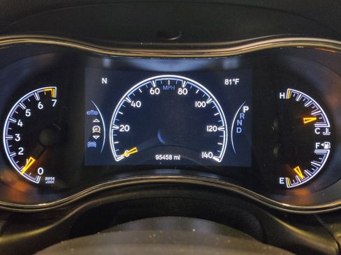 Used 2019 Jeep Grand Cherokee Laredo image 23