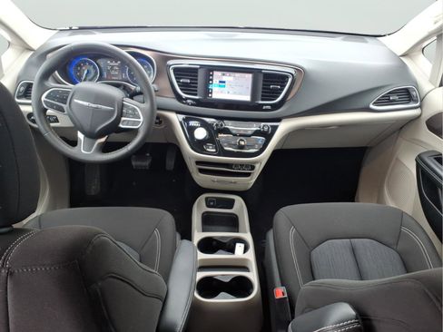 Used 2023 Chrysler Voyager LX image 11