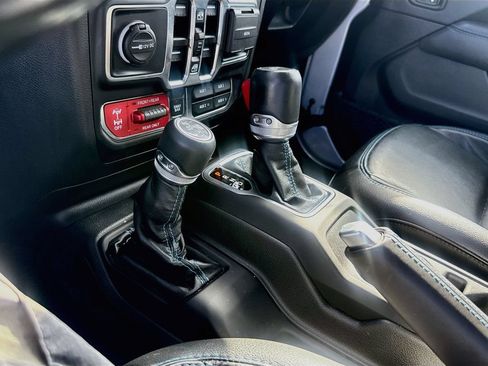 Used 2022 Jeep Wrangler Unlimited Rubicon 4xe w/ Cold Weather Group AWD/4WD image 17