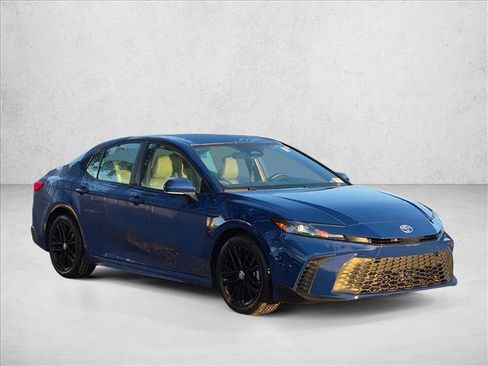 Used 2025 Toyota Camry SE w/ Convenience Package FWD image 3