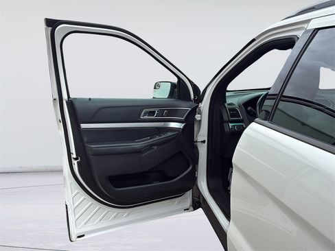 Used 2016 Ford Explorer XLT w/ Equipment Group 202A image 20