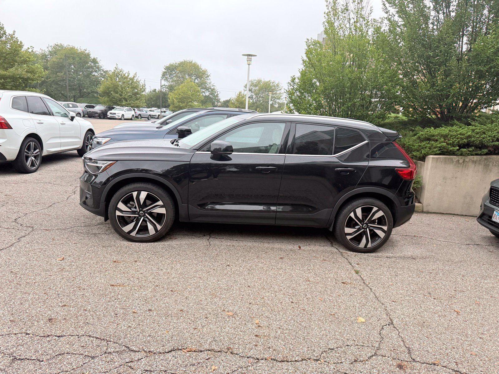 Used 2023 Volvo XC40 B5 Plus w/ Driver Assist Package AWD/4WD image 5
