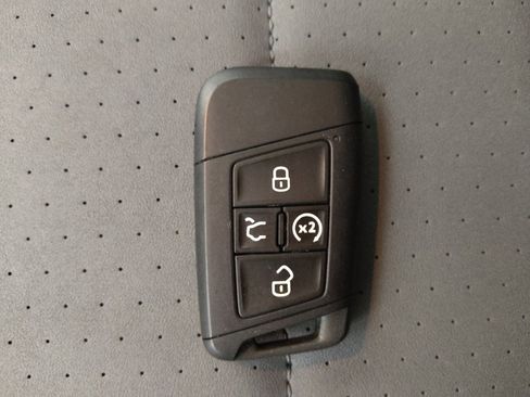 Used 2025 Volkswagen Jetta SE image 32