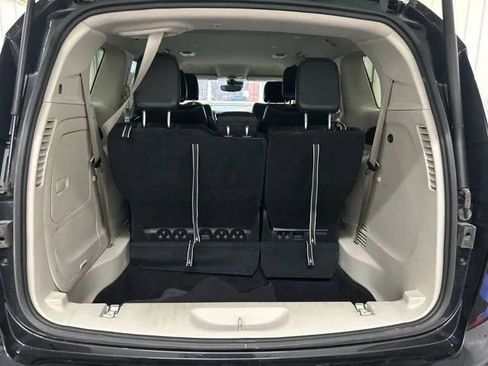 Used 2023 Chrysler Pacifica Touring-L image 14
