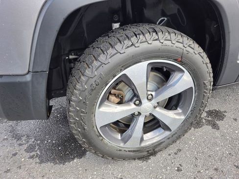 Used 2019 Jeep Cherokee Limited w/ Technology Group image 29