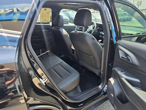 Used 2025 Chevrolet Trax RS w/ Sunroof Package FWD image 36