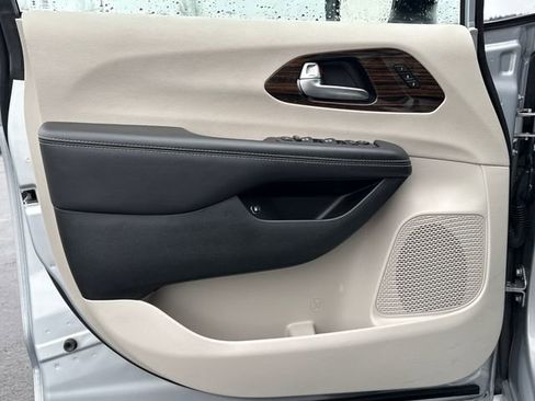 Used 2023 Chrysler Pacifica Limited image 21