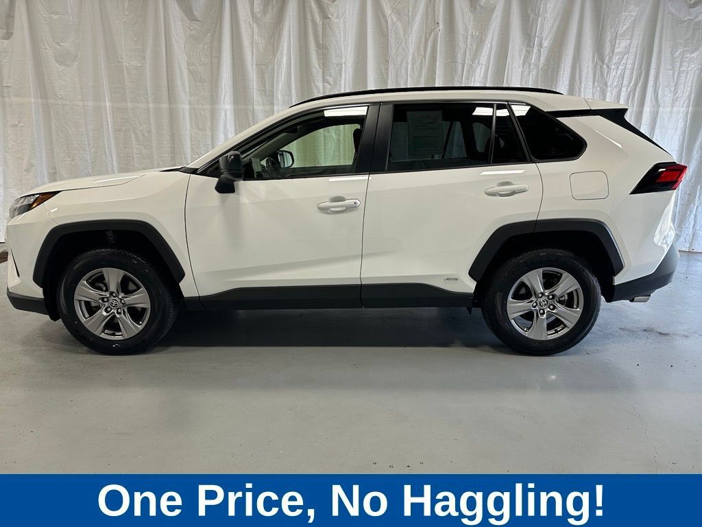 Used 2025 Toyota RAV4 LE AWD/4WD image 4